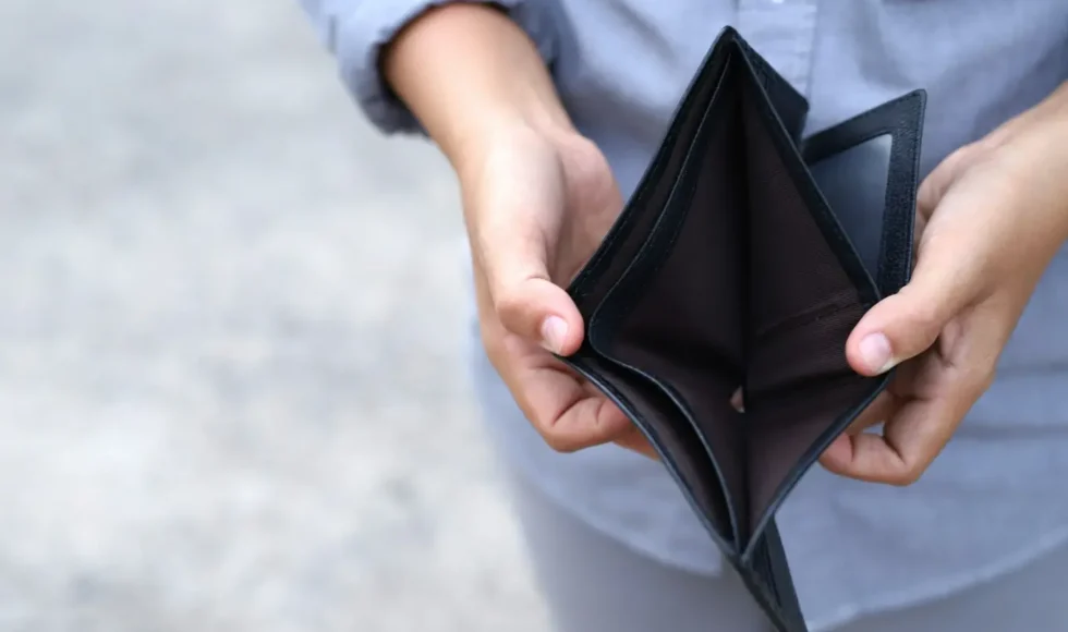 mężczyzna otwierający pusty portfel